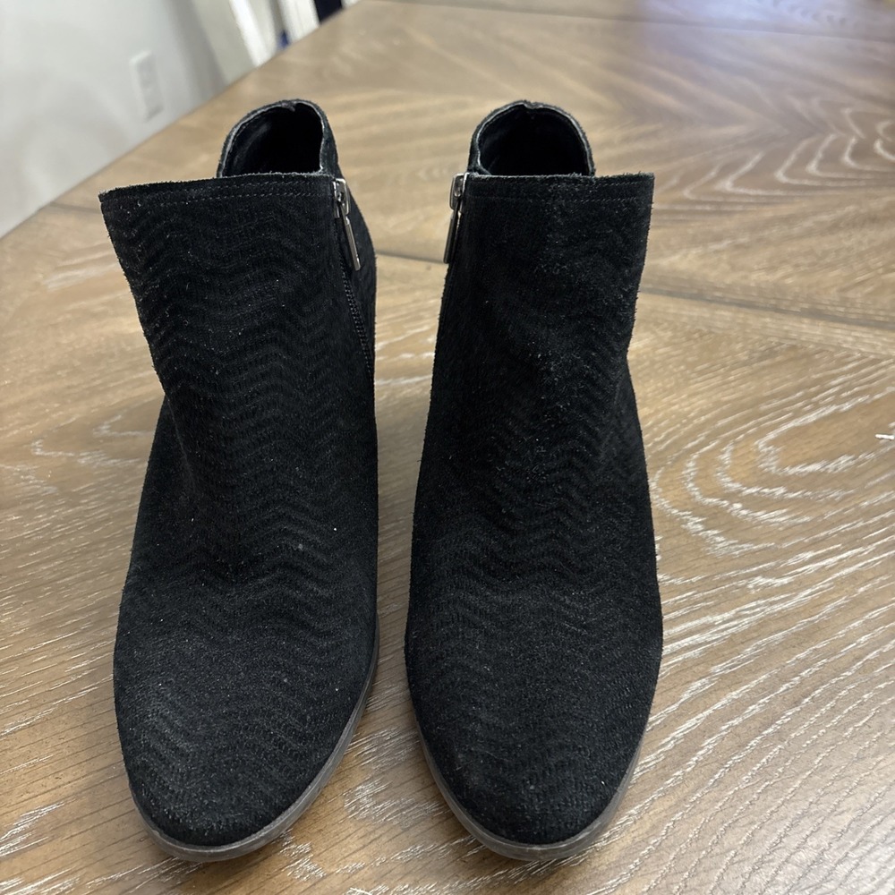 Lucky Brand Parnesa Black Suede Chevron Embossed Ankle Boots Block‎ Heel 10M